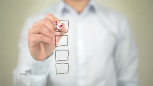 Marque as caixas, empresário escrevendo em tela transparente