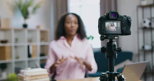 Mujer afroamericana graba un Vídeo para sus seguidores de Internet desde Cozy Home Studio