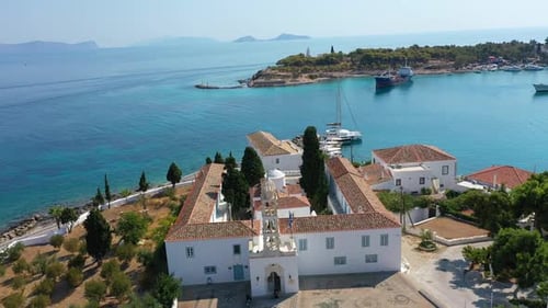 Luftaufnahme der Altstadt von Spetses und der Marina oder des Seehafens Griechenlands Drohnenvideographie