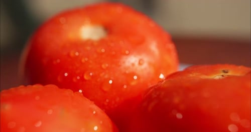Tomaten drehen sich auf einem Teller