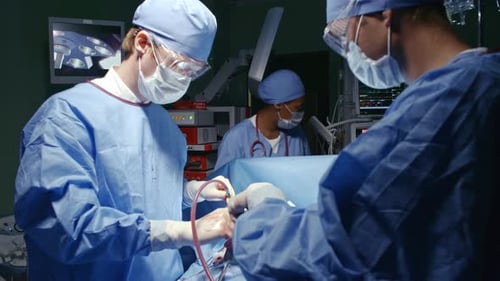 Chirurgen in Peelings operieren am Patienten