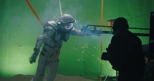 Grabación de una escena con un astronauta luchando contra el viento