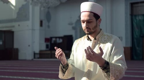 Homme priant depuis différents angles Mosquée