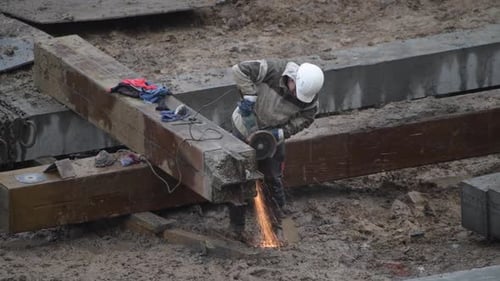 Afilado con sierra angular a través de pilotes de construcción en