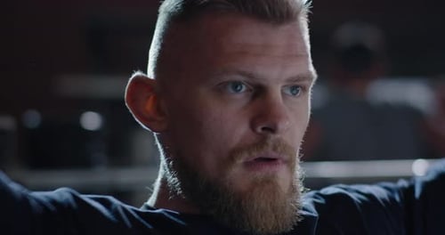 Junger Mann beim Gewichtheben im Fitnessstudio
