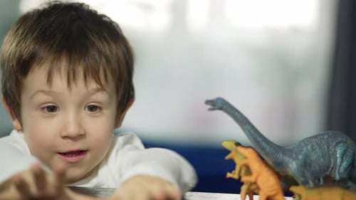 Niño feliz jugando