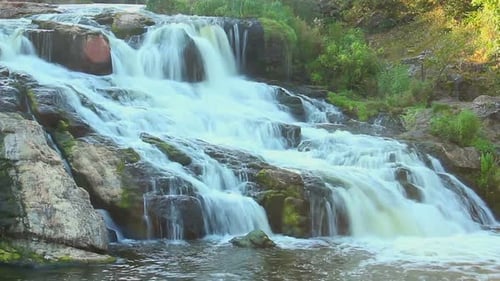 Laps de temps de la belle cascade dans la forêt, point de repère naturel