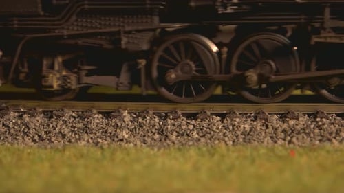 Modelo vintage de locomotiva de brinquedo elétrica em movimento na ferrovia.