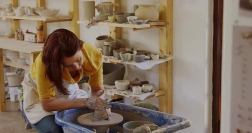 Jeune potière travaillant dans son atelier