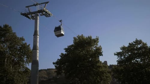 Blick auf die Seilbahn, die die Kabine hochfährt