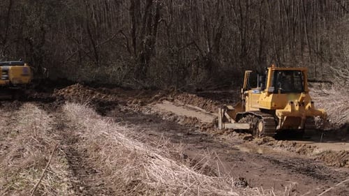 Die Bulldozer-Baustelle schaufelt Erde in den Haufen