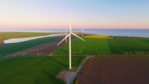 Windturbinenpark auf wunderschöner Abendlandschaft. Erzeugung erneuerbarer Energien für Green Ecological