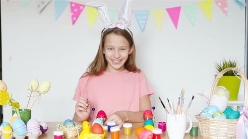Frohe Ostern. Schönes kleines Kind trägt Hasenohren am Ostertag