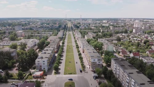 Central Wide Avenue Road mit Pflanzen in einer sowjetischen Stadt-Luftaufnahme