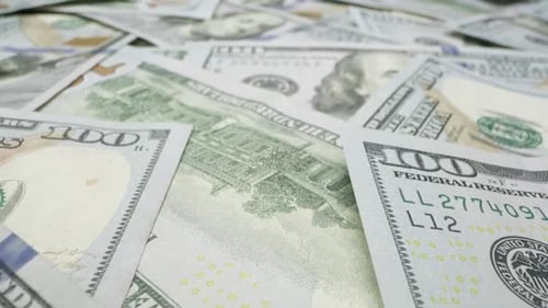 Stapel von 100-Dollar-Scheinen aus nächster Nähe überfahren