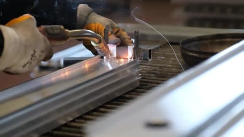 Worker Argon Schweißen Aluminiumprofil