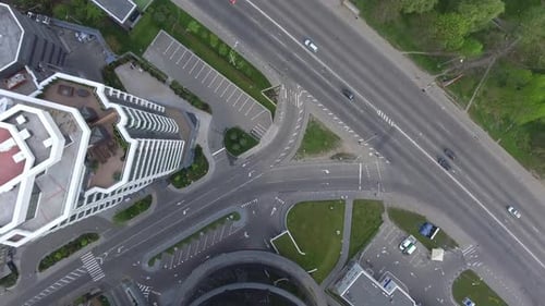 Helicopter fliegt über die Stadt und schwebt über dem Hubschrauberlandeplatz