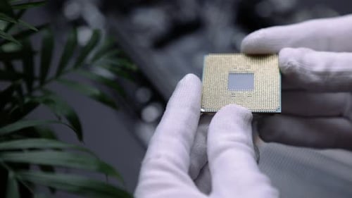 Puce
d'ordinateur CPU. Processeur sur prise sur la carte mère. Technologies, électronique nanomètres