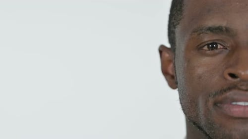 Media cara de un joven africano, fondo blanco
