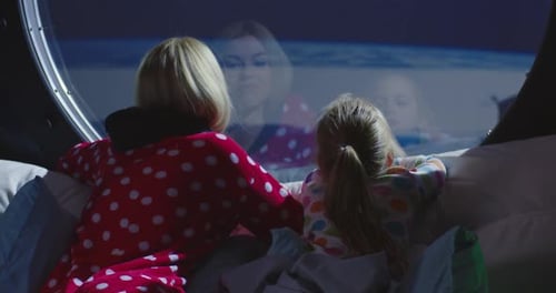 Mère et fille profitant de la vue depuis le vaisseau spatial