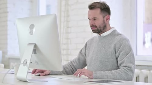 Homme créatif travaillant sur ordinateur au travail