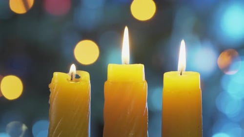 Brennende Weihnachtskerzen auf Bokeh-Hintergrund