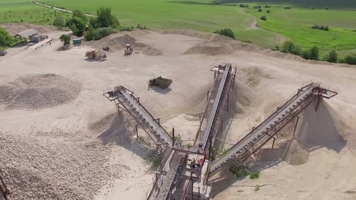 Luftaufnahme eines Förderbandes in einem Steinbruch