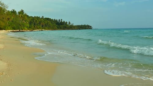 Hermosa playa tropical, mar, océano con cielo azul y nube blanca