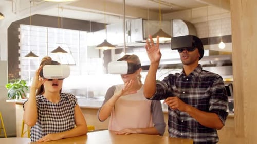 Executivos usando fone de ouvido de realidade virtual 4k