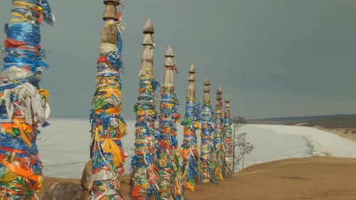 Pilares rituais em um lugar sagrado no lago Baikal