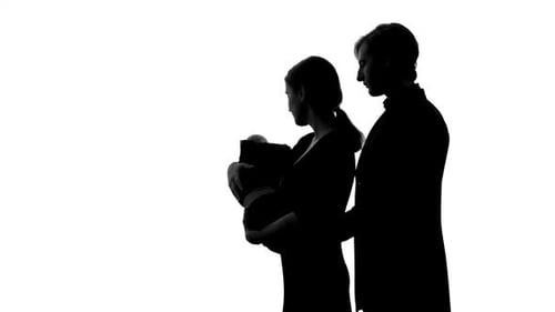 Silhouette de jeune couple avec nouveau-né, amour et soins, planification familiale