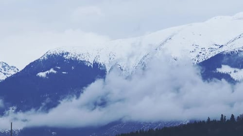 Berge mit Wolken und Zeitraffer.