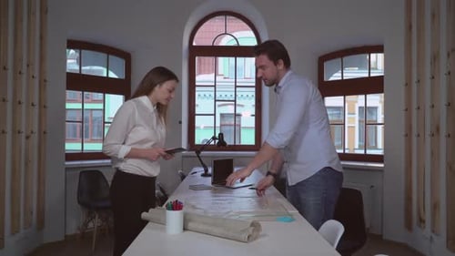 Dos arquitectos trabajan con el diseño arquitectónico