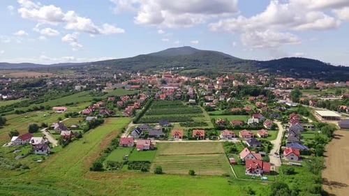 Vue aérienne du village près des montagnes