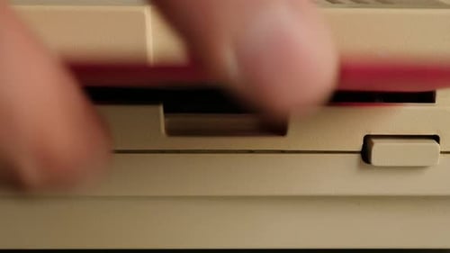 Einlegen einer alten Diskette in den PC 4K 3840X2160 UltraHD-Filmmaterial - Disketteneinlage