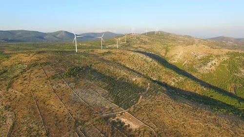 Luftaufnahme einer Gruppe von Windmühlen auf einem Hügelweg