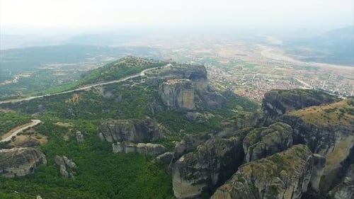 Vue aérienne du complexe des monastères des Météores et de la ville de Kalambaka en Grèce