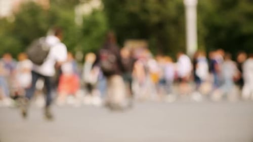 Pessoas atravessam a rua em uma passagem para pedestres