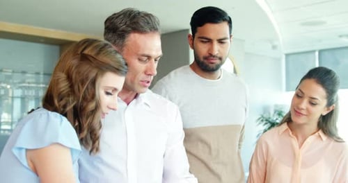 Geschäftsleute arbeiten zusammen auf digitalem Tablet in einem modernen Büro 4k