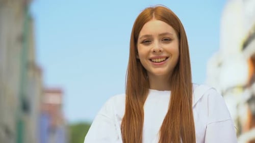 Jeune femme montrant la paume avec la phrase de croire en soi, la confiance en soi