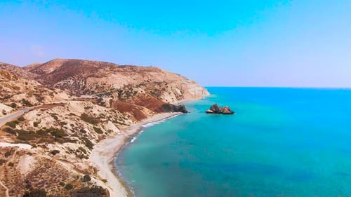 Vue aérienne lente volant le long de la côte de Paphos, loin du rocher d'Aphrodite, sur la côte de Paphos, C.