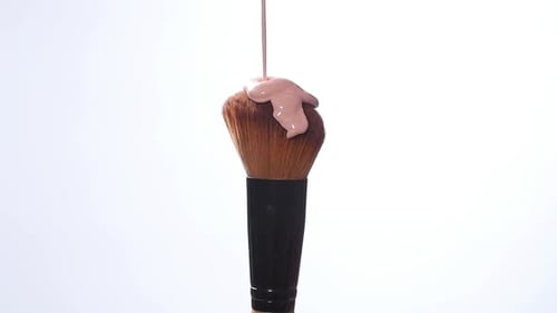Beauty- und Kosmetik-Konzept. Make-up-Pinsel mit verschmierter flüssiger