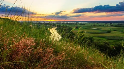 Wunderschöne ländliche Landschaft bei Sonnenuntergang oder Sonnenaufgang