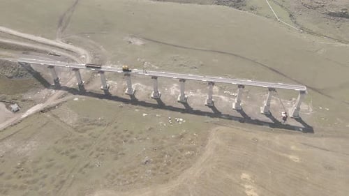 Vue aérienne du pont d'arrêt d'urgence du chemin de fer dans la gare d'Akhalkalaki, Géorgie 2021