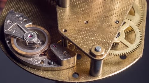 Vue rapprochée du mécanisme de l'ancienne horloge vintage qui fonctionne.