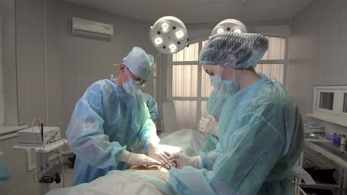 Nurse Assistant kritzelt den Bereich der Inzision während der Operation