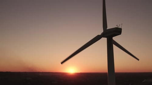 Windkraftanlage zur Erzeugung sauberer ökologischer Energie vor der Kulisse