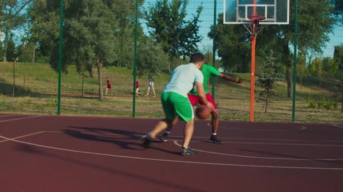 Un joueur de street basketball commet une faute offensive