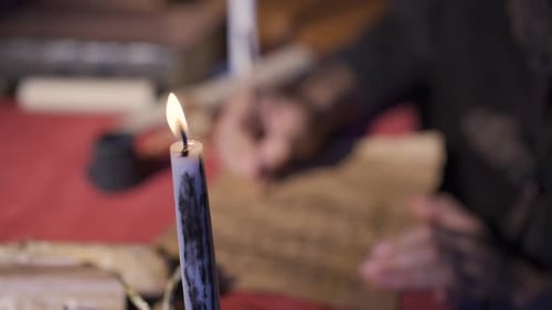 Kerzenlichtbild an historischem Ort.