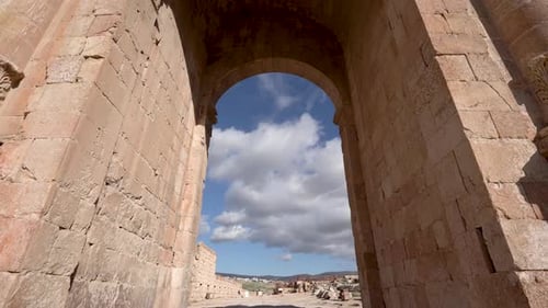 Arc d'Hadrien dans les ruines romaines de la ville jordanienne de Jerash